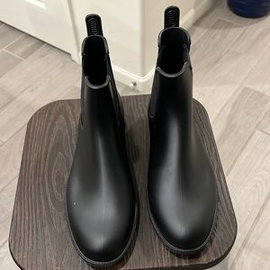 Brand new! Asgard brand ankle boot. Waterproof. Size 10.